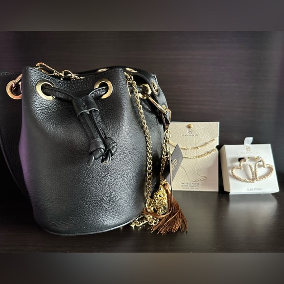 House of Harlow 1960 Leather Bucket  with earrings and (3)  anklets - Picture 2 of 4